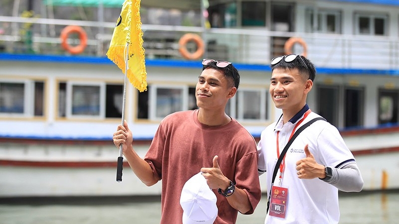 International players and coaches enthralled by Ha Long Bay beauty